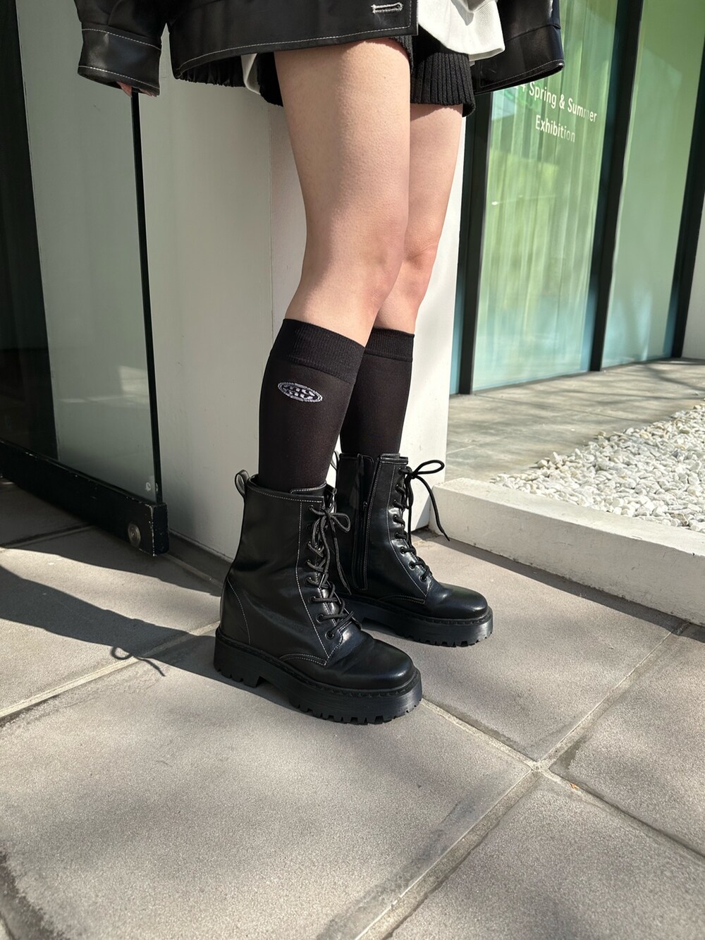 グレー系のブルゾン、ブラック系のブーツ、ブラック系のソックス/靴下を着用したレディースの冬コーディネートの7枚目の写真