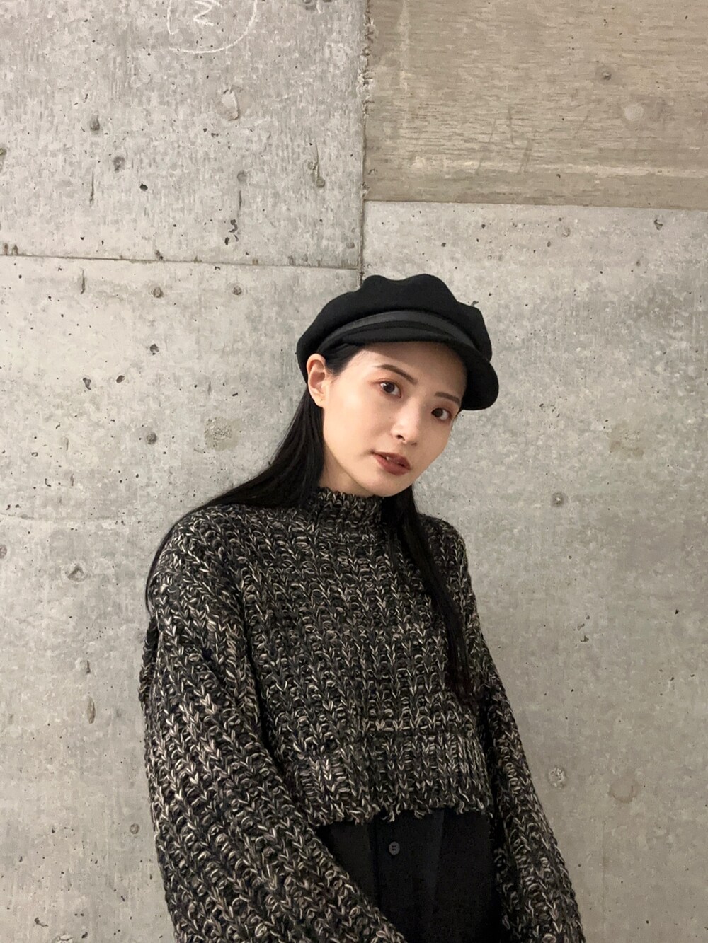 ブラック系のワンピース、ブラック系のブーツを着用したレディースの秋コーディネートの4枚目の写真