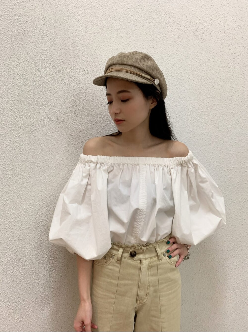 ホワイト系のシャツ/ブラウス、イエロー系のその他パンツ、ホワイト系のサンダルを着用したレディースの夏コーディネートの3枚目の写真