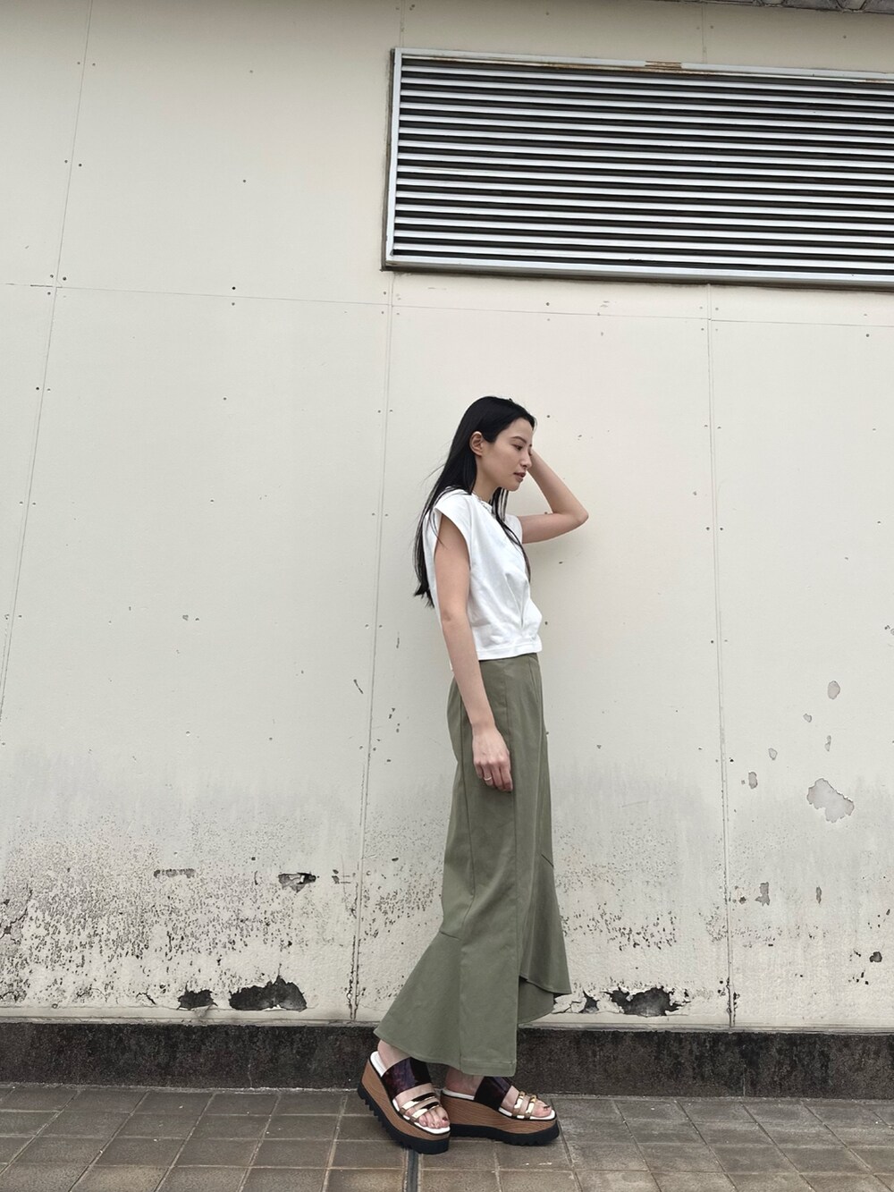 ホワイト系のTシャツ/カットソー、グリーン系のスカート、その他のサンダルを着用したレディースの春コーディネートの2枚目の写真