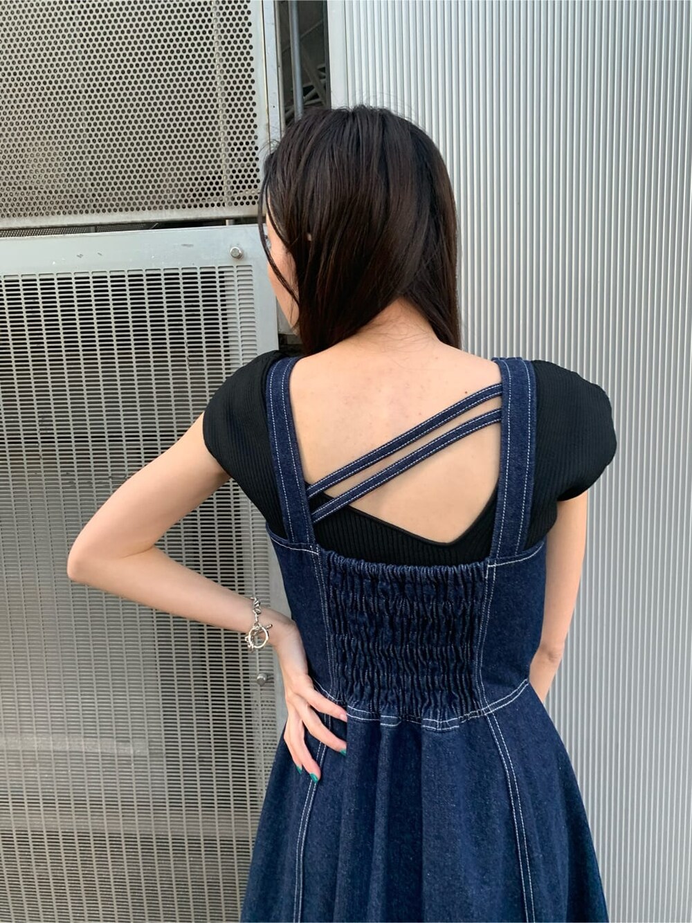 その他のサンダル、ブルー系のワンピース、ブラック系のニット/セーターを着用したレディースの夏コーディネートの4枚目の写真