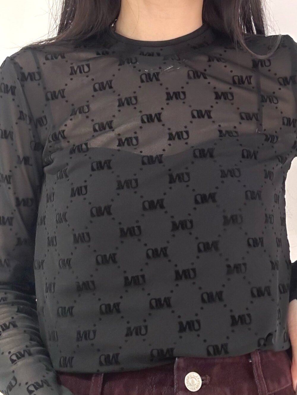 レッド系のスカート、レッド系のデニムジャケット、ブラック系のブーツを着用したレディースの夏コーディネートの4枚目の写真