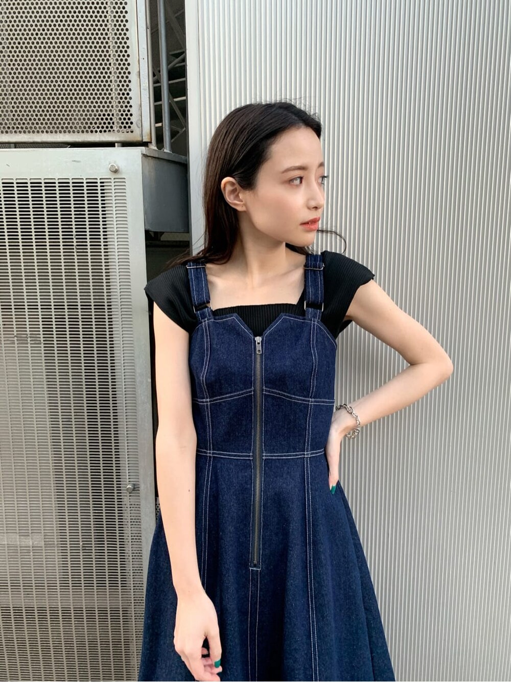 その他のサンダル、ブルー系のワンピース、ブラック系のニット/セーターを着用したレディースの夏コーディネートの2枚目の写真