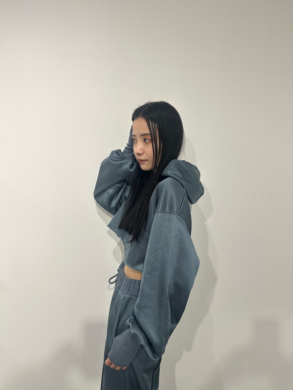 ブルー系のその他パンツ、ブルー系のTシャツ/カットソー、ホワイト系のブーツを着用したレディースの冬コーディネートの7枚目の写真