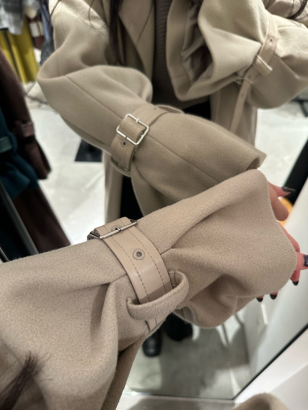 ホワイト系のその他アウター、ブラウン系のニット/セーター、ブラック系のスカートを着用したレディースの冬コーディネートの8枚目の写真