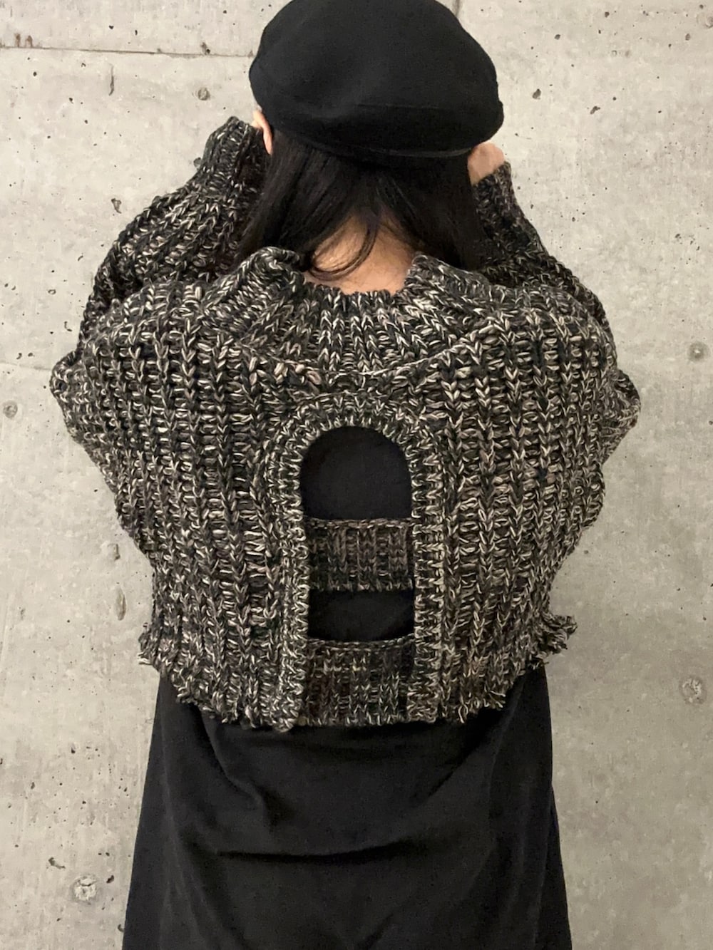 ブラック系のワンピース、ブラック系のブーツを着用したレディースの秋コーディネートの8枚目の写真