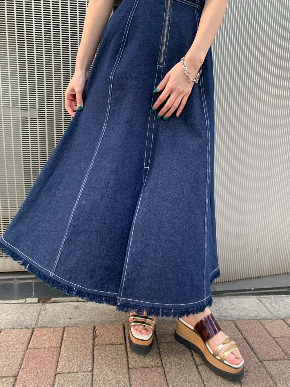 その他のサンダル、ブルー系のワンピース、ブラック系のニット/セーターを着用したレディースの夏コーディネートの5枚目の写真