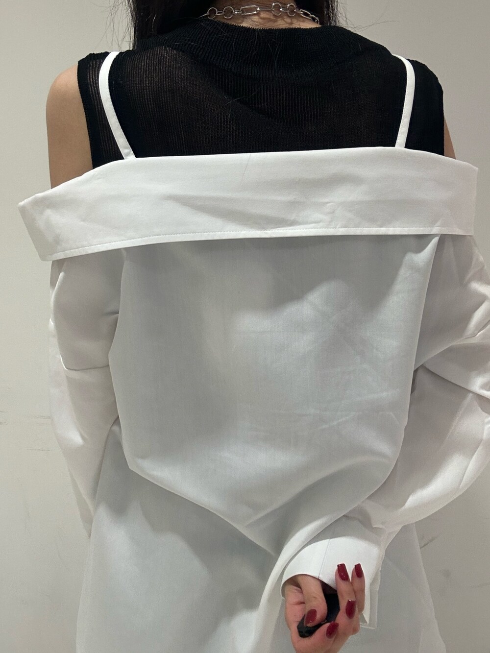 ホワイト系のシャツ/ブラウス、その他のその他パンツ、ブラック系のブーツを着用したレディースの夏コーディネートの7枚目の写真