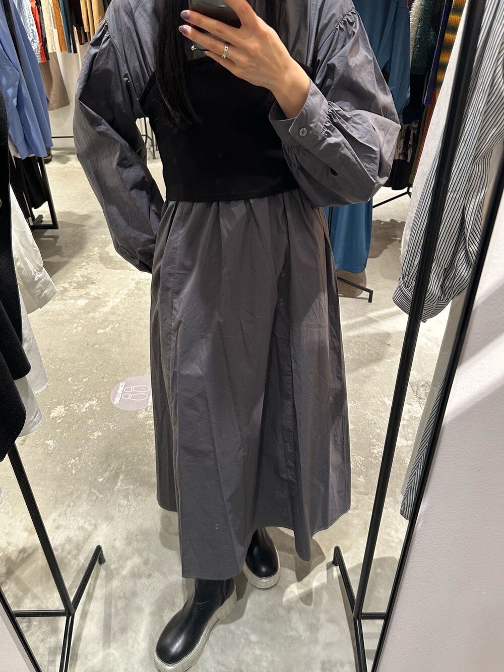 「ワンピース、ワンピースコーデ、シャツワンピ、秋冬コーデ、156センチコーデ、20代後半、ムルーア、murua」｜「MURUAのビスチェドッキングシャツワンピース（ワンピース、グレー系）」を使った、飯村 美沙さん（レディース・156cm）の秋コーディネートの8枚目の写真
