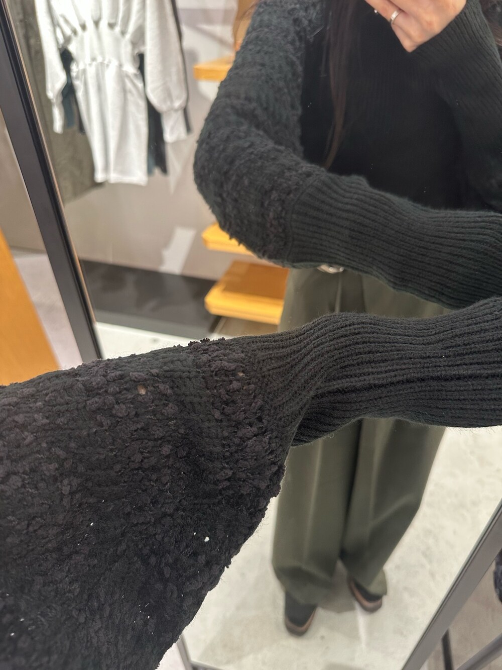 「MURUA、ムルーア、秋冬、秋冬コーデ、モードカジュアル、156cmコーデ、20代後半、カーディガンコーデ」｜「MURUAのアシメベルテッドワイドパンツ（スラックス、グリーン系）」を使った、飯村 美沙さん（レディース・156cm）の秋コーディネートの10枚目の写真