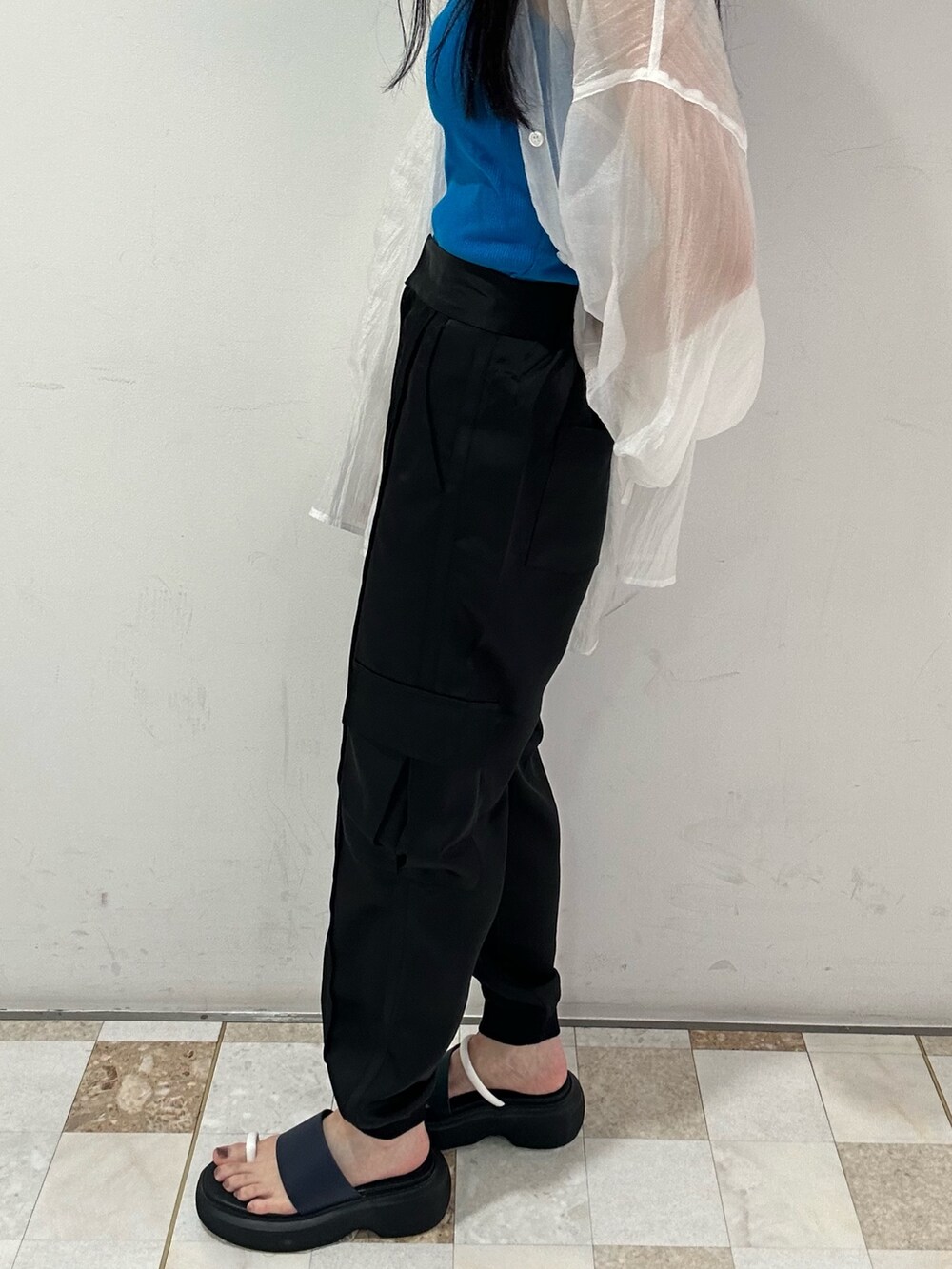 ブルー系のタンクトップ、ホワイト系のシャツ/ブラウス、ブラック系のスウェットパンツを着用したレディースの夏コーディネートの5枚目の写真