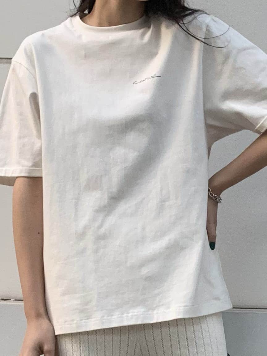 ホワイト系のサンダル、ホワイト系のTシャツ/カットソー、ホワイト系のスウェットパンツを着用したレディースの夏コーディネートの5枚目の写真