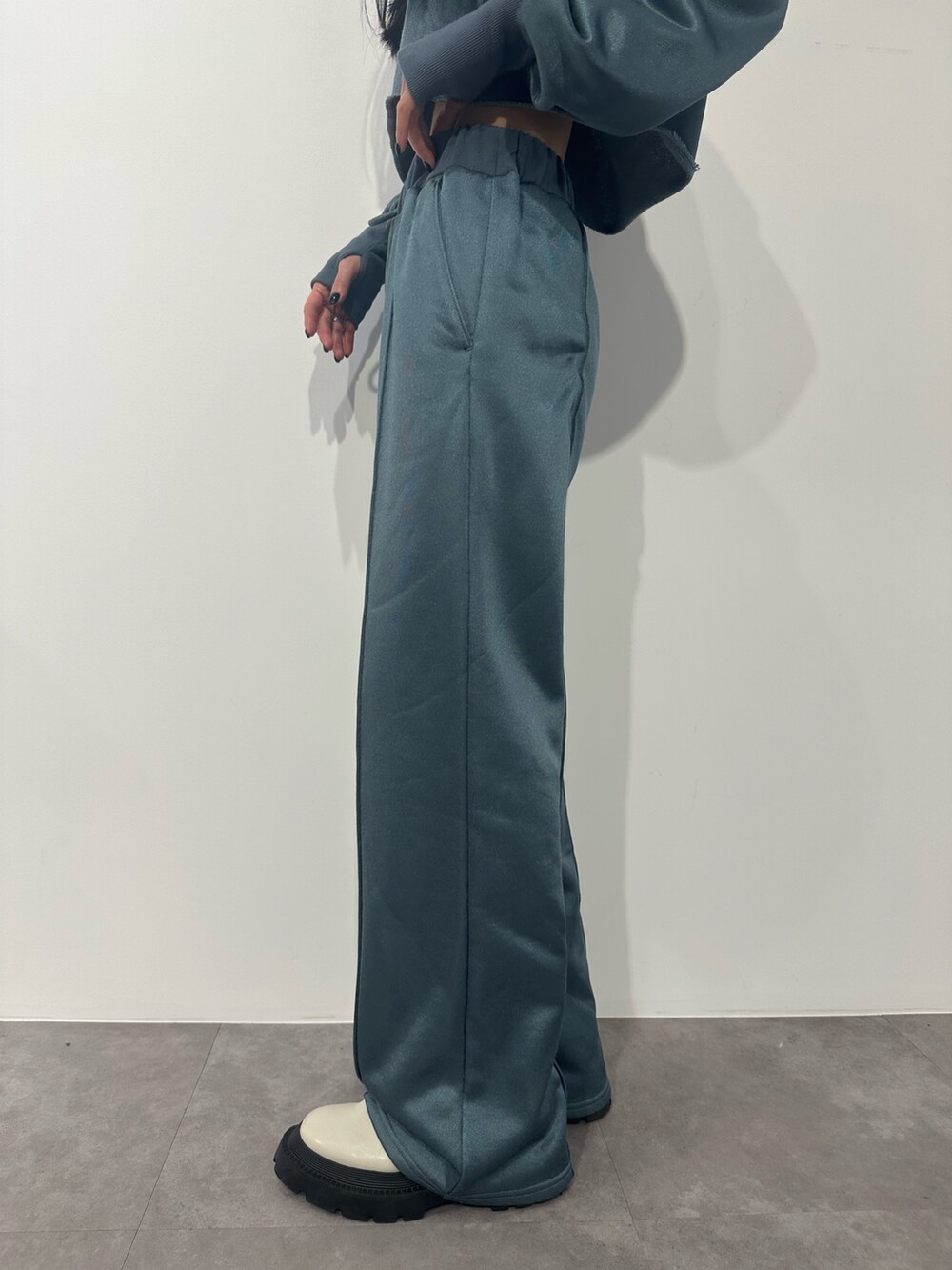 ブルー系のその他パンツ、ブルー系のTシャツ/カットソー、ホワイト系のブーツを着用したレディースの冬コーディネートの4枚目の写真