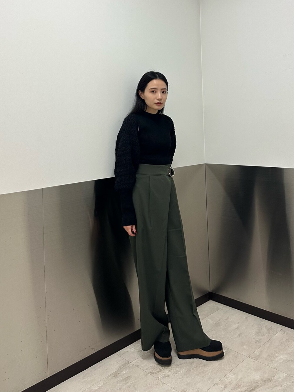 「MURUA、ムルーア、秋冬、秋冬コーデ、モードカジュアル、156cmコーデ、20代後半、カーディガンコーデ」｜「MURUAのアシメベルテッドワイドパンツ（スラックス、グリーン系）」を使った、飯村 美沙さん（レディース・156cm）の秋コーディネートの4枚目の写真