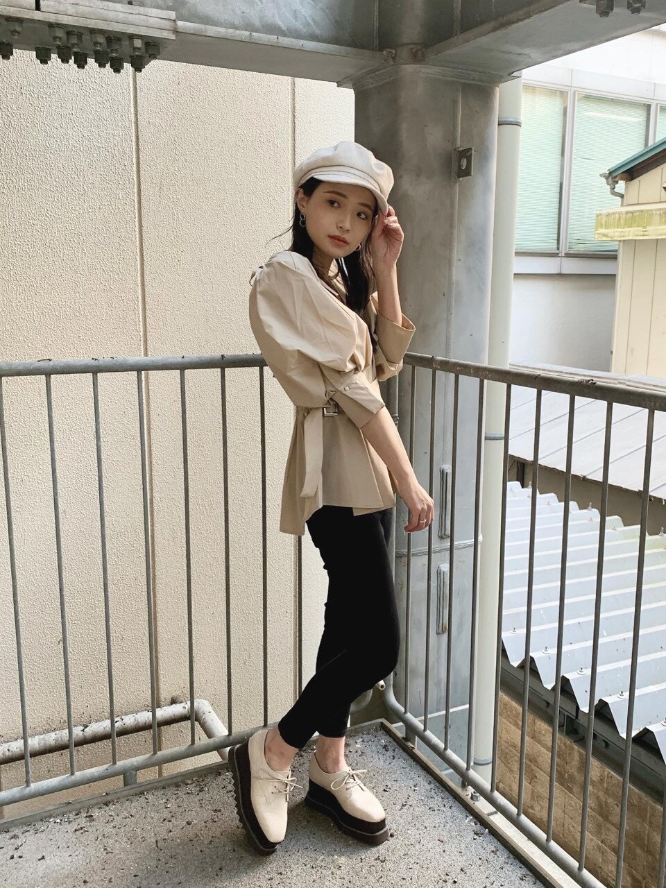 ベージュ系のシャツ/ブラウス、ブラック系のデニムパンツ、ホワイト系のローファーを着用したレディースの冬コーディネートの2枚目の写真