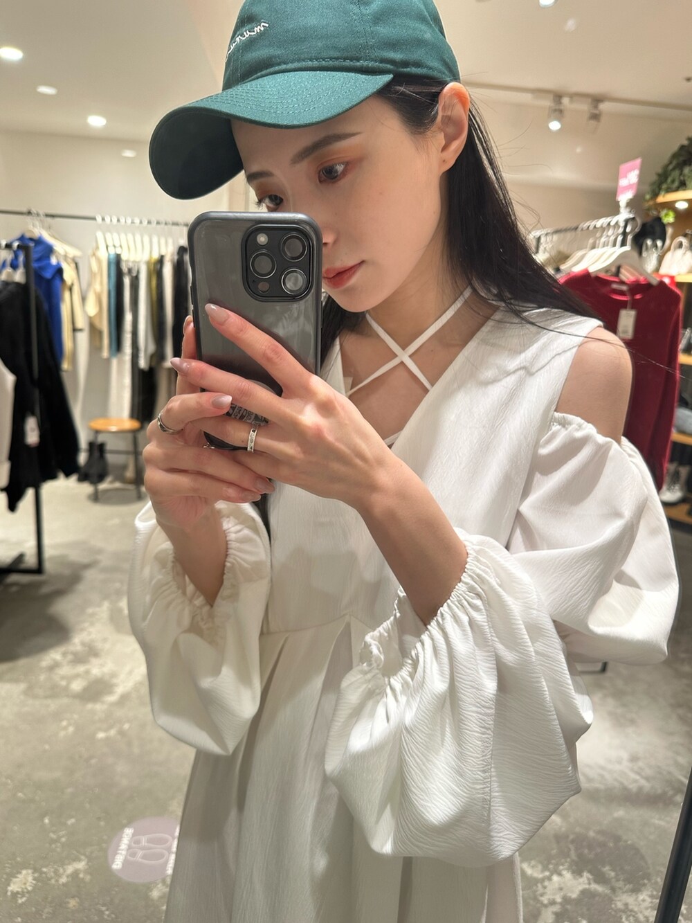 「MURUA、murua、ムルーア、春先、春先コーデ、春コーデ、ワンピース、デザインワンピース、白ワンピース、156センチコーデ、20代後半、きれいめ、きれいめファッション、大人コーデ、キレイめ」｜「MURUAのリムーブスリーブワンピース【2WAY】（ワンピース、ホワイト系）」を使った、飯村 美沙さん（レディース・156cm）の冬コーディネートの8枚目の写真