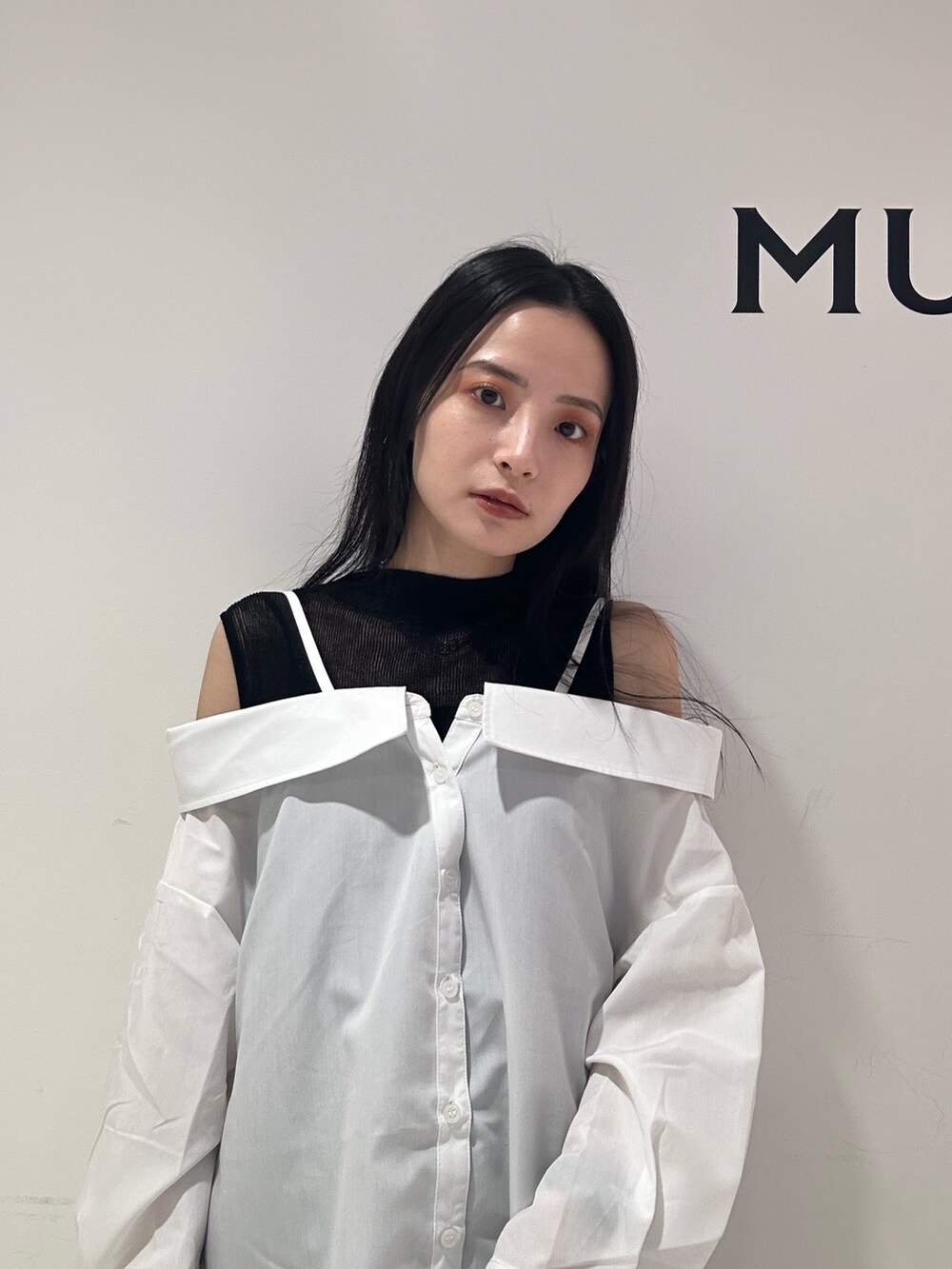 ホワイト系のシャツ/ブラウス、その他のその他パンツ、ブラック系のブーツを着用したレディースの夏コーディネートの5枚目の写真