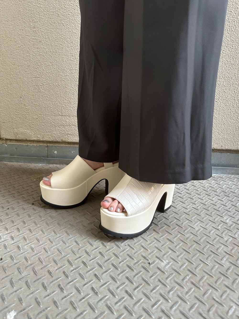 グレー系のワンピース、ホワイト系のサンダルを着用したレディースの春コーディネートの7枚目の写真