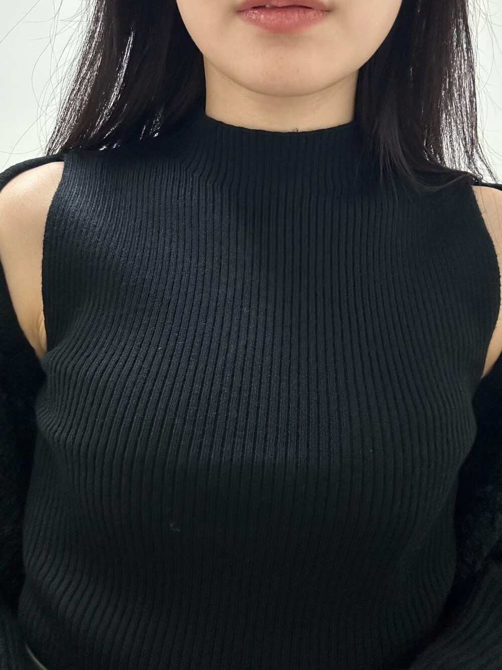 「MURUA、ムルーア、秋冬、秋冬コーデ、モードカジュアル、156cmコーデ、20代後半、カーディガンコーデ」｜「MURUAのアシメベルテッドワイドパンツ（スラックス、グリーン系）」を使った、飯村 美沙さん（レディース・156cm）の秋コーディネートの6枚目の写真