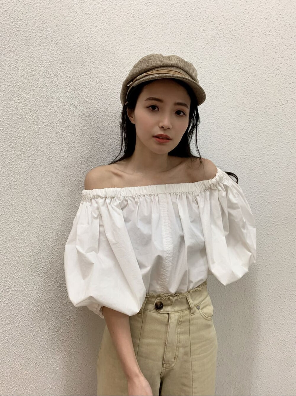 ホワイト系のシャツ/ブラウス、イエロー系のその他パンツ、ホワイト系のサンダルを着用したレディースの夏コーディネートの4枚目の写真