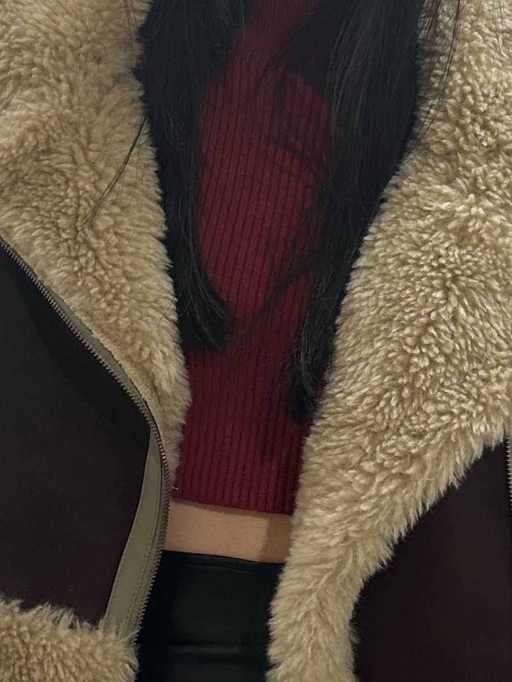 ブラック系のスカート、ブラウン系のムートンコート、レッド系のニット/セーターを着用したレディースの冬コーディネートの7枚目の写真