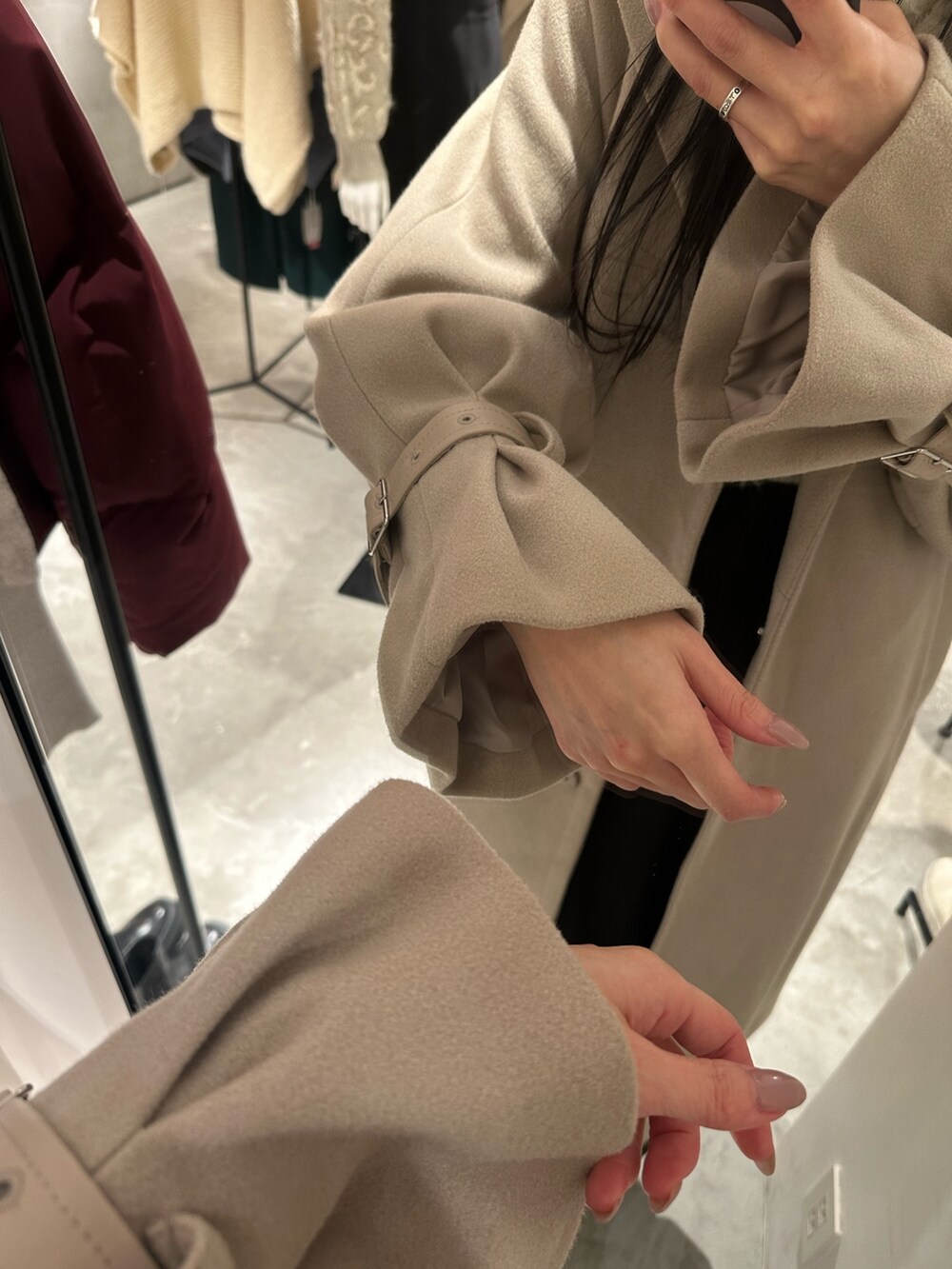 ブラック系のスカート、ホワイト系のニット/セーター、ブラウン系のブーツを着用したレディースの冬コーディネートの5枚目の写真