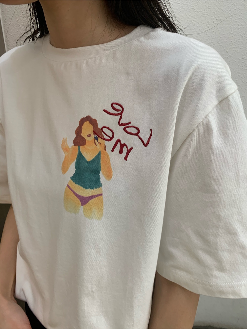 ホワイト系のサンダル、ブラック系のその他パンツ、ホワイト系のTシャツ/カットソーを着用したレディースの春コーディネートの4枚目の写真