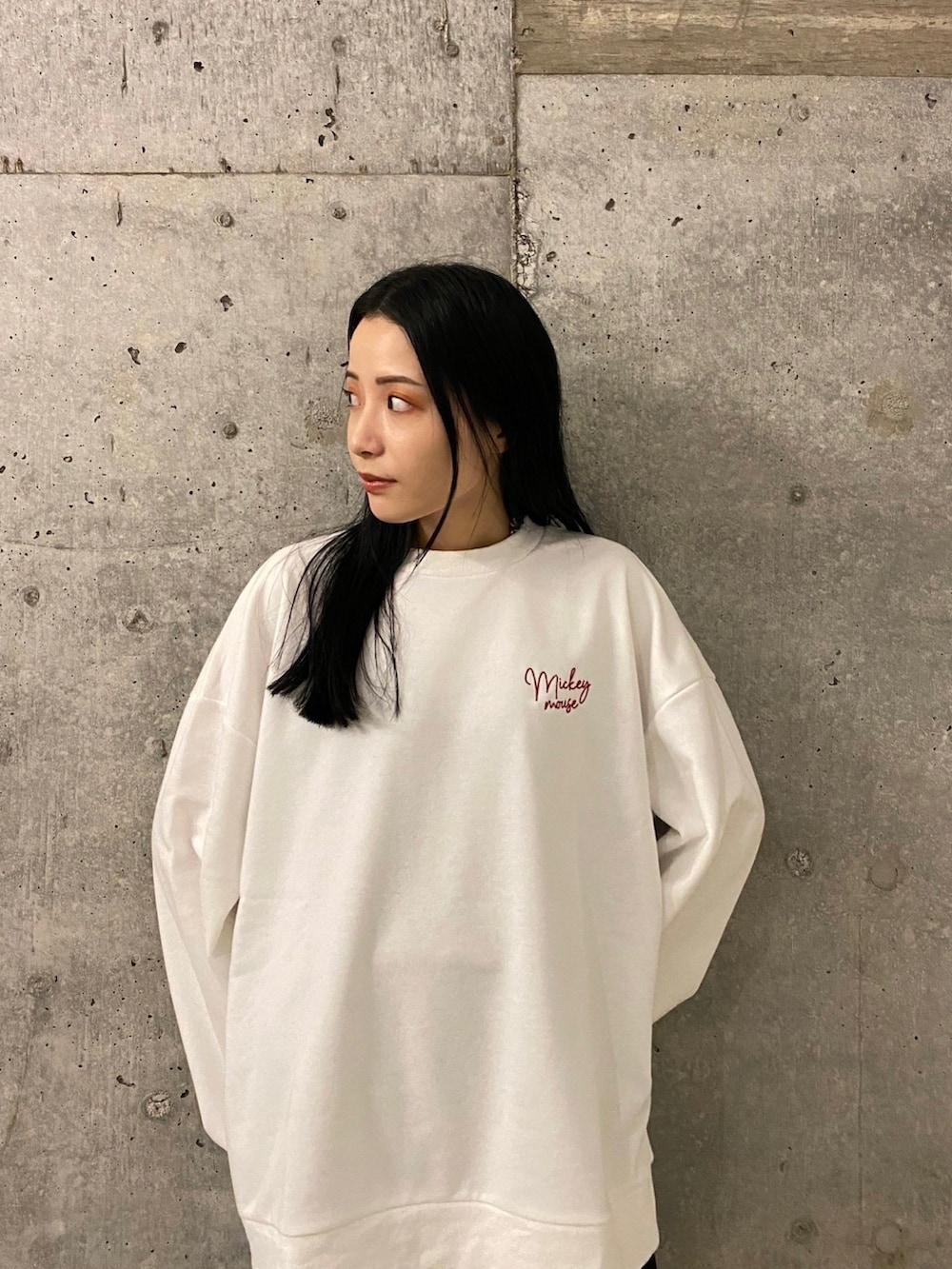 ホワイト系のスウェット、ブラック系のその他パンツ、ブラック系のブーツを着用したレディースの秋コーディネートの4枚目の写真