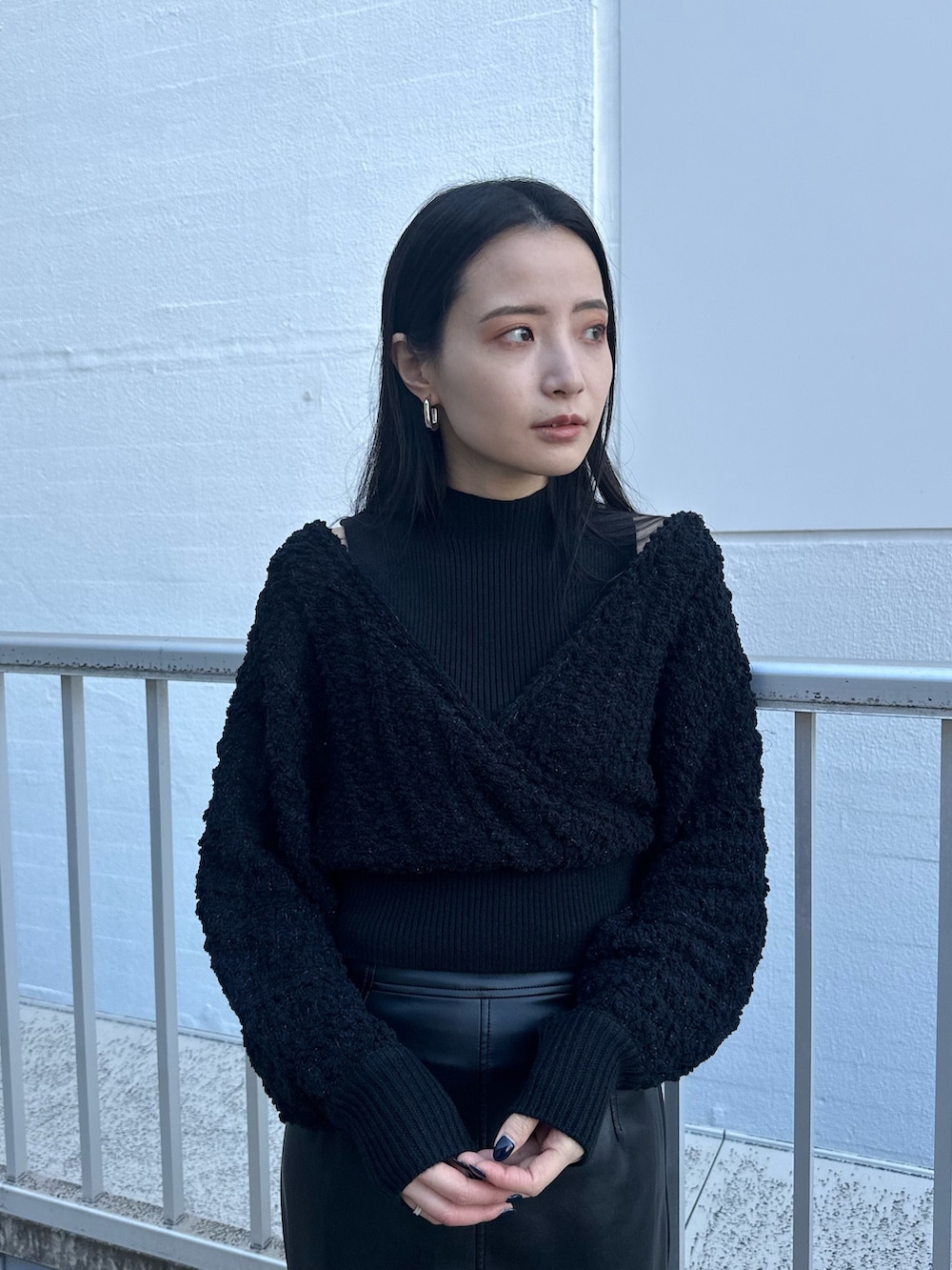 ブラック系のニット/セーター、ブラック系のスカートを着用したレディースの秋コーディネートの7枚目の写真