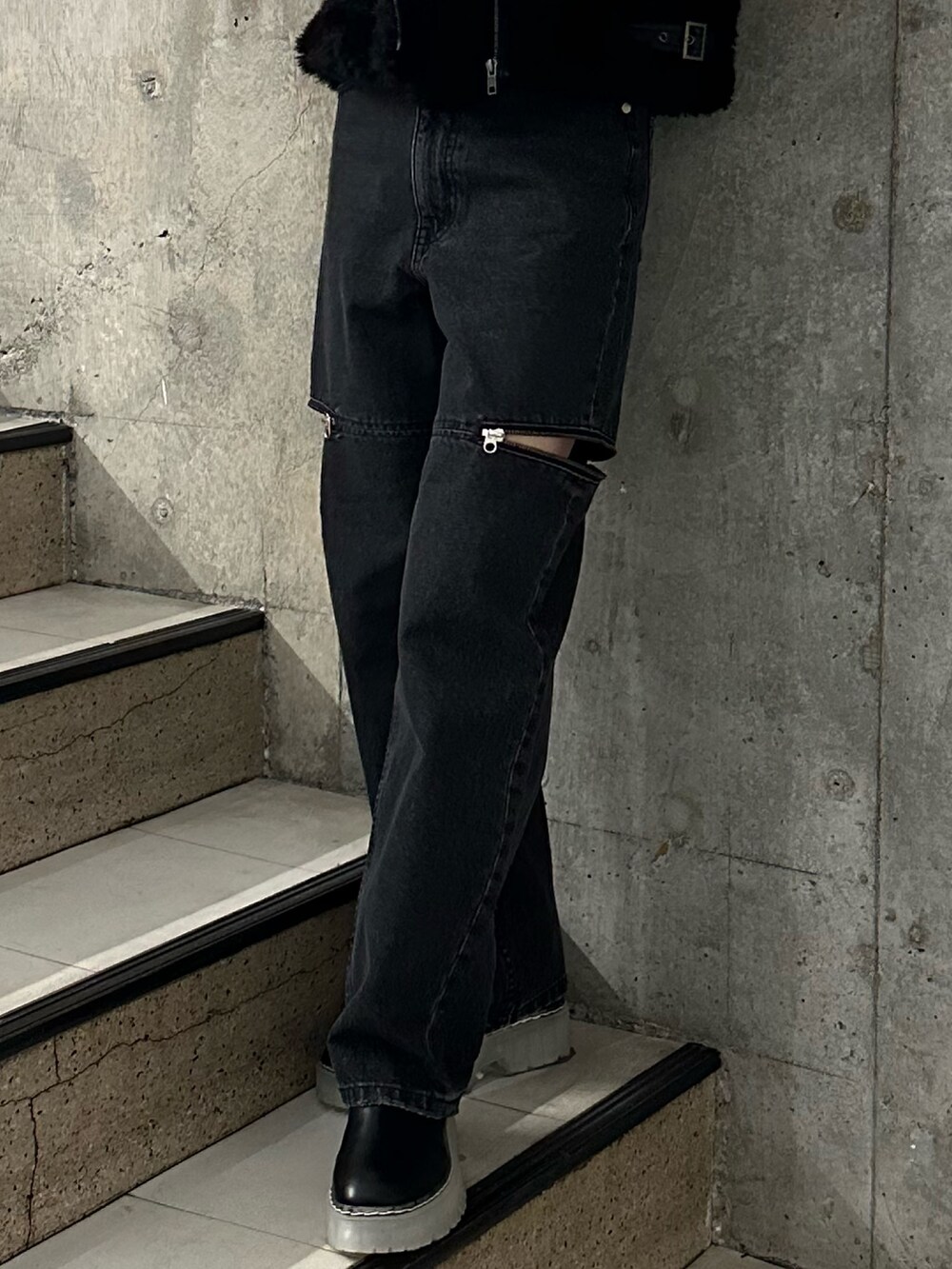 ブラック系のムートンコート、その他のニット/セーター、ブラック系のデニムパンツを着用したレディースの秋コーディネートの8枚目の写真