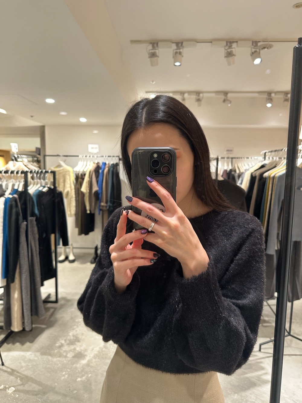 ベージュ系のスカート、グレー系のムートンコート、ブラック系のニット/セーターを着用したレディースの冬コーディネートの6枚目の写真