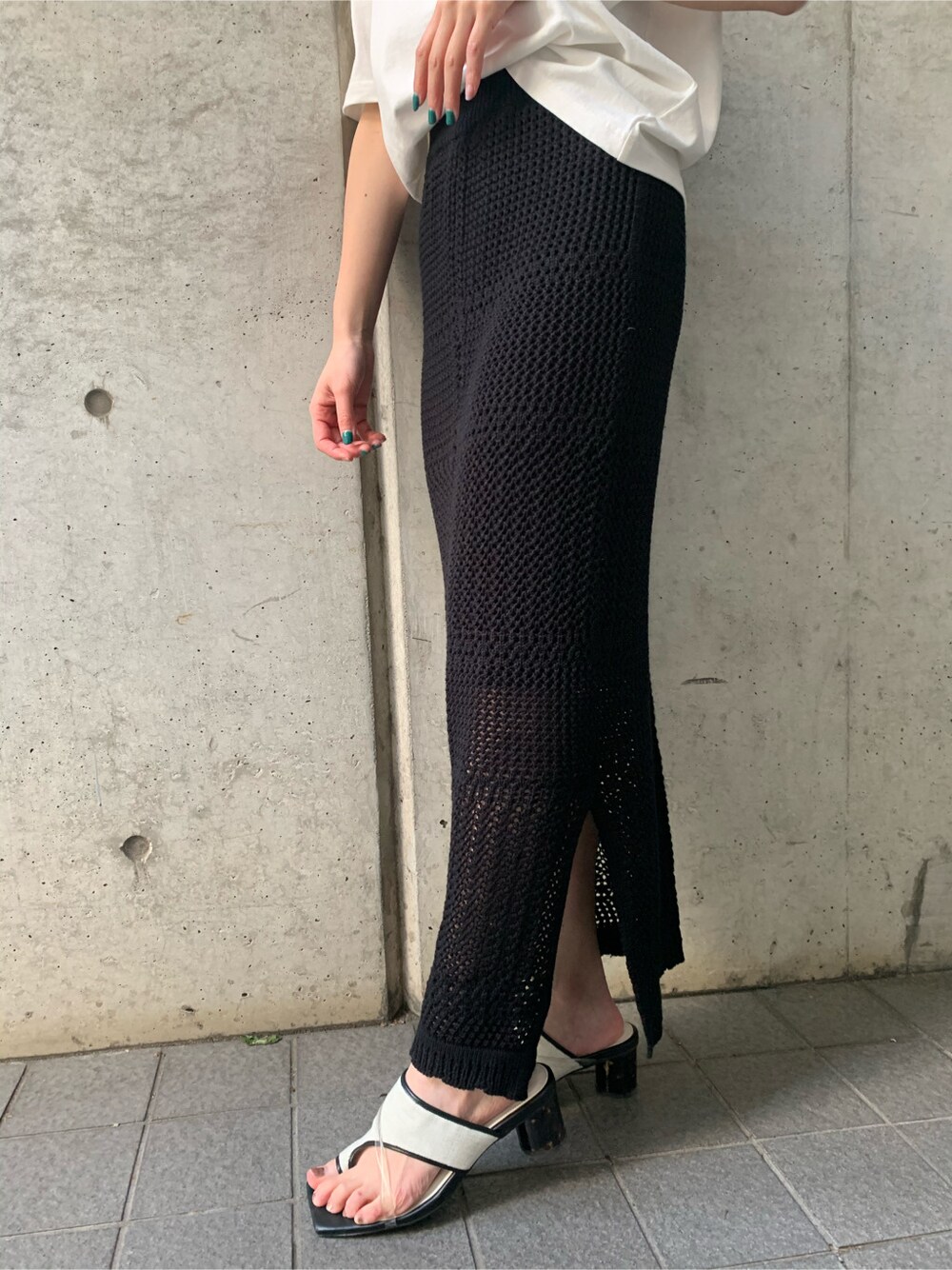 その他のTシャツ/カットソー、ブラック系のスカート、ブラック系のサンダルを着用したレディースの春コーディネートの4枚目の写真