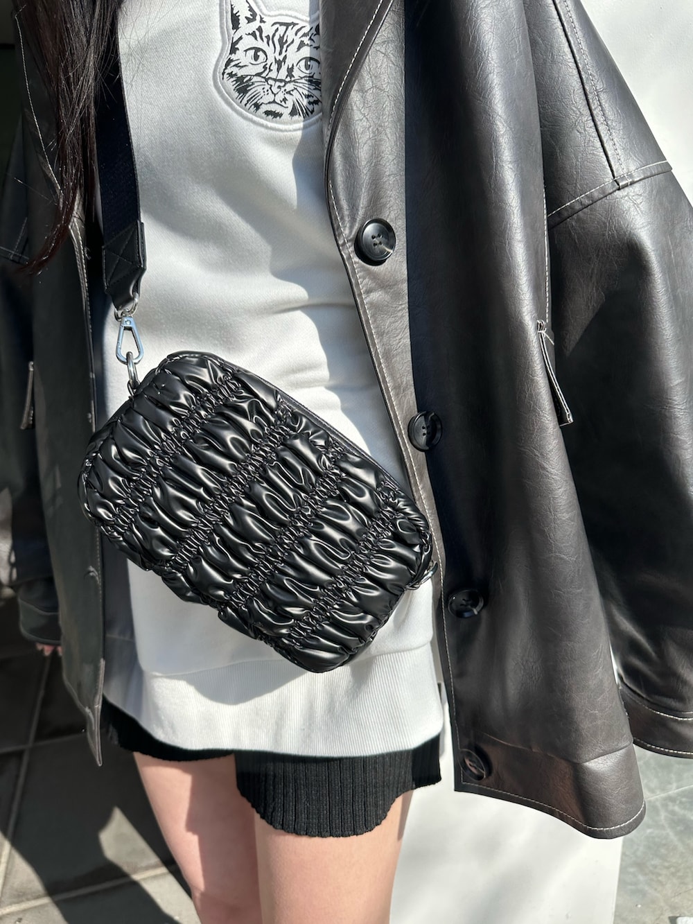 グレー系のブルゾン、ブラック系のブーツ、ブラック系のソックス/靴下を着用したレディースの冬コーディネートの6枚目の写真