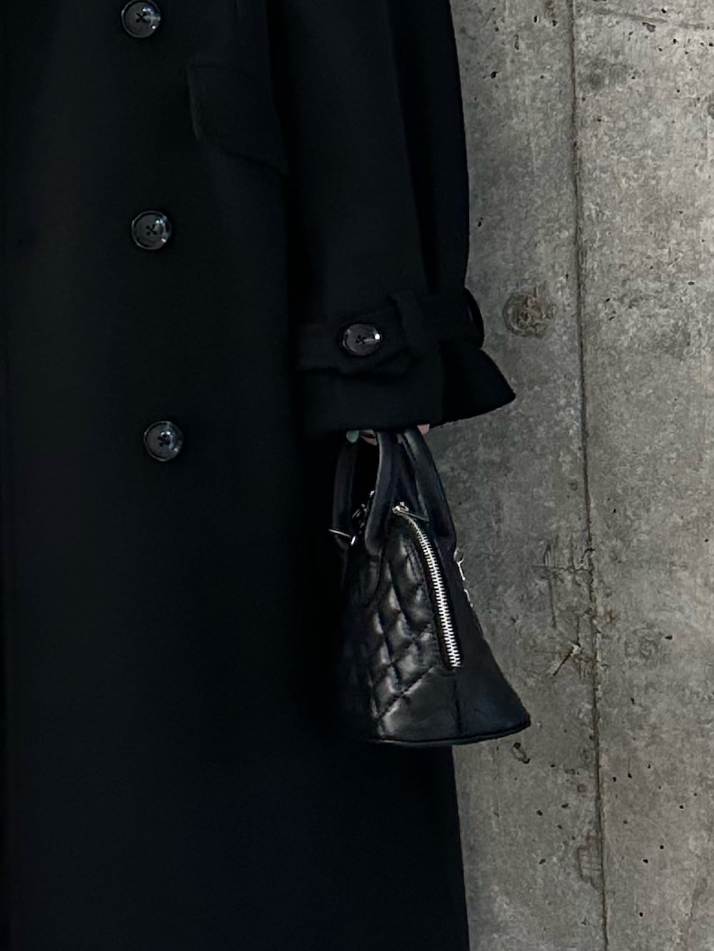 ブラック系のブーツ、ブラック系のチェスターコート、ブラック系のニット/セーターを着用したレディースの冬コーディネートの8枚目の写真