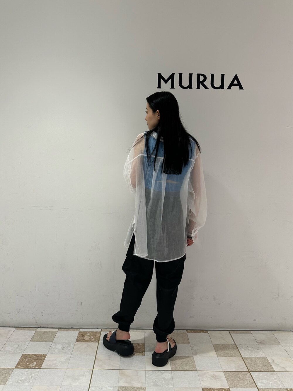 ブルー系のタンクトップ、ホワイト系のシャツ/ブラウス、ブラック系のスウェットパンツを着用したレディースの夏コーディネートの2枚目の写真