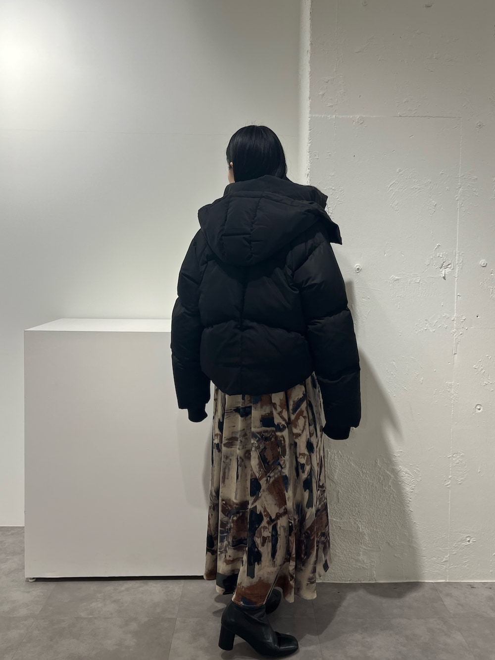 ブルー系のスカートを着用したレディースの冬コーディネートの3枚目の写真