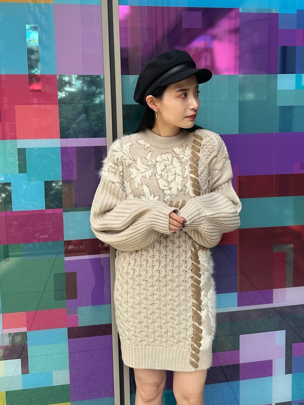 「MURUA(MURUA)、murua、156センチコーデ、20代後半、デザインワンピース、柄ワンピ、ニットワンピース、ミニワンピ」｜「MURUAのデザインステッチスクエアブーツ（ブーツ、ブラック系）」を使った、飯村 美沙さん（レディース・156cm）の秋コーディネートの4枚目の写真