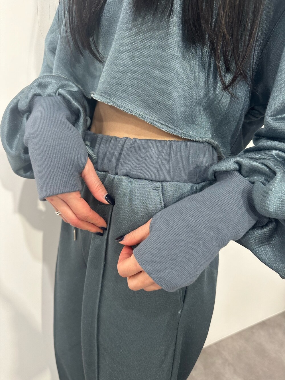 ブルー系のその他パンツ、ブルー系のTシャツ/カットソー、ホワイト系のブーツを着用したレディースの冬コーディネートの5枚目の写真