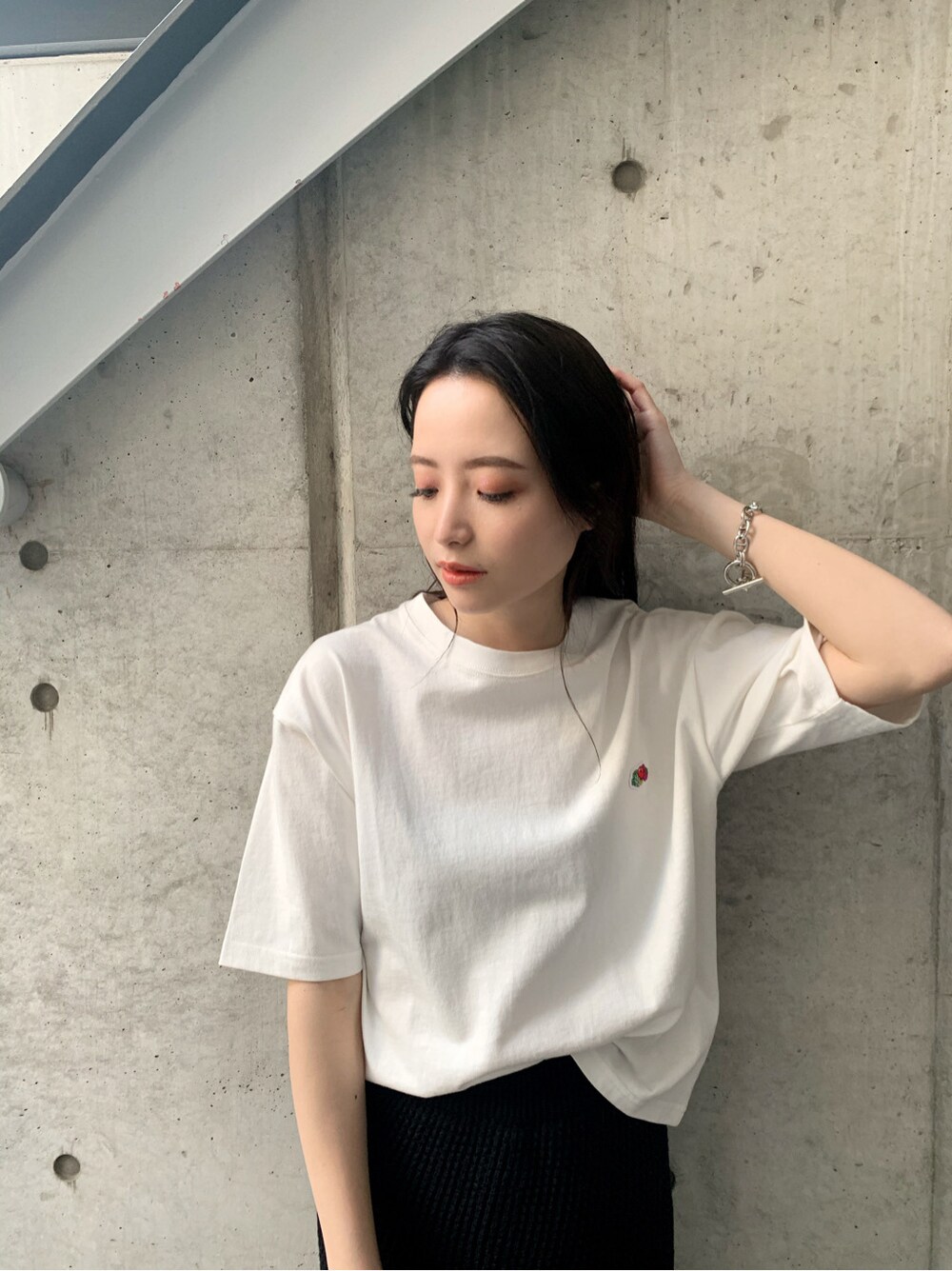 その他のTシャツ/カットソー、ブラック系のスカート、ブラック系のサンダルを着用したレディースの春コーディネートの2枚目の写真