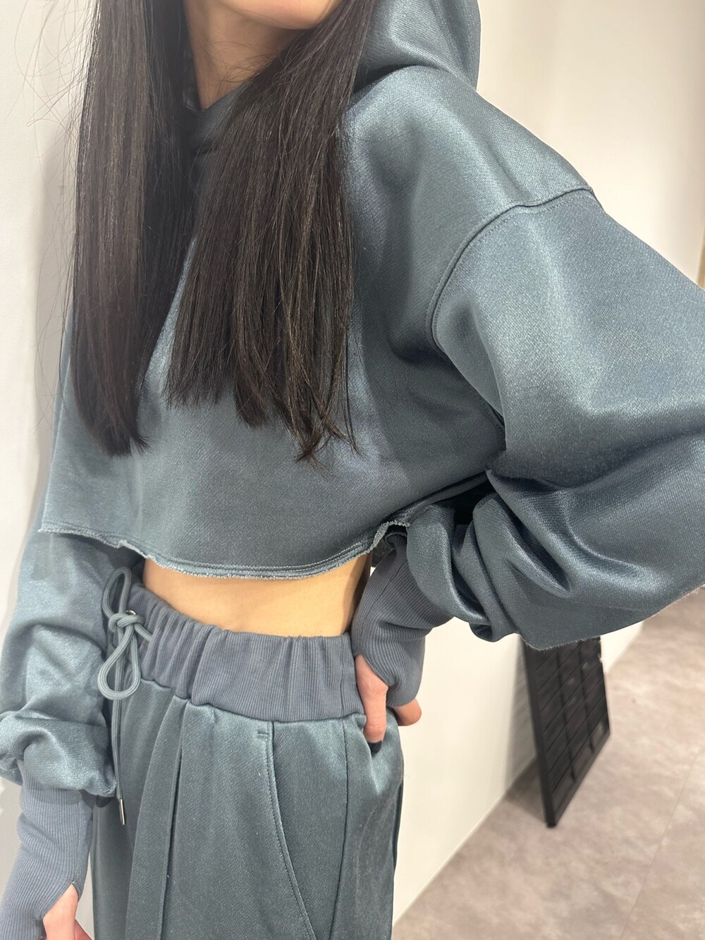 ブルー系のその他パンツ、ブルー系のTシャツ/カットソー、ホワイト系のブーツを着用したレディースの冬コーディネートの6枚目の写真