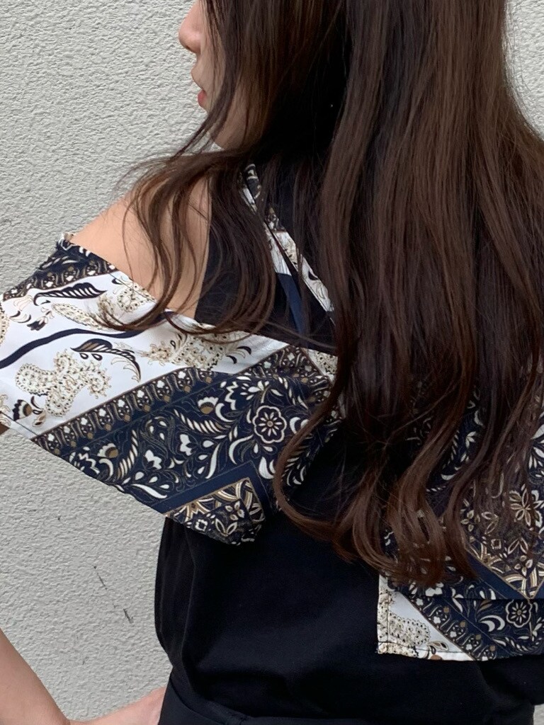 ブラック系のスラックス、ブラック系のサンダル、ブラック系のTシャツ/カットソーを着用したレディースの春コーディネートの3枚目の写真