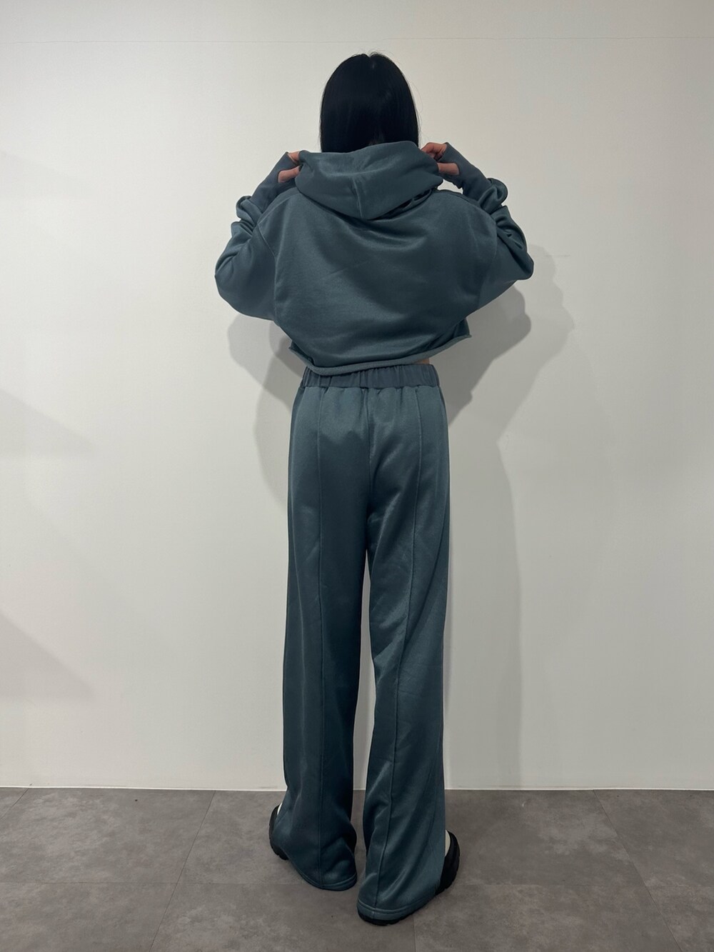 ブルー系のその他パンツ、ブルー系のTシャツ/カットソー、ホワイト系のブーツを着用したレディースの冬コーディネートの3枚目の写真