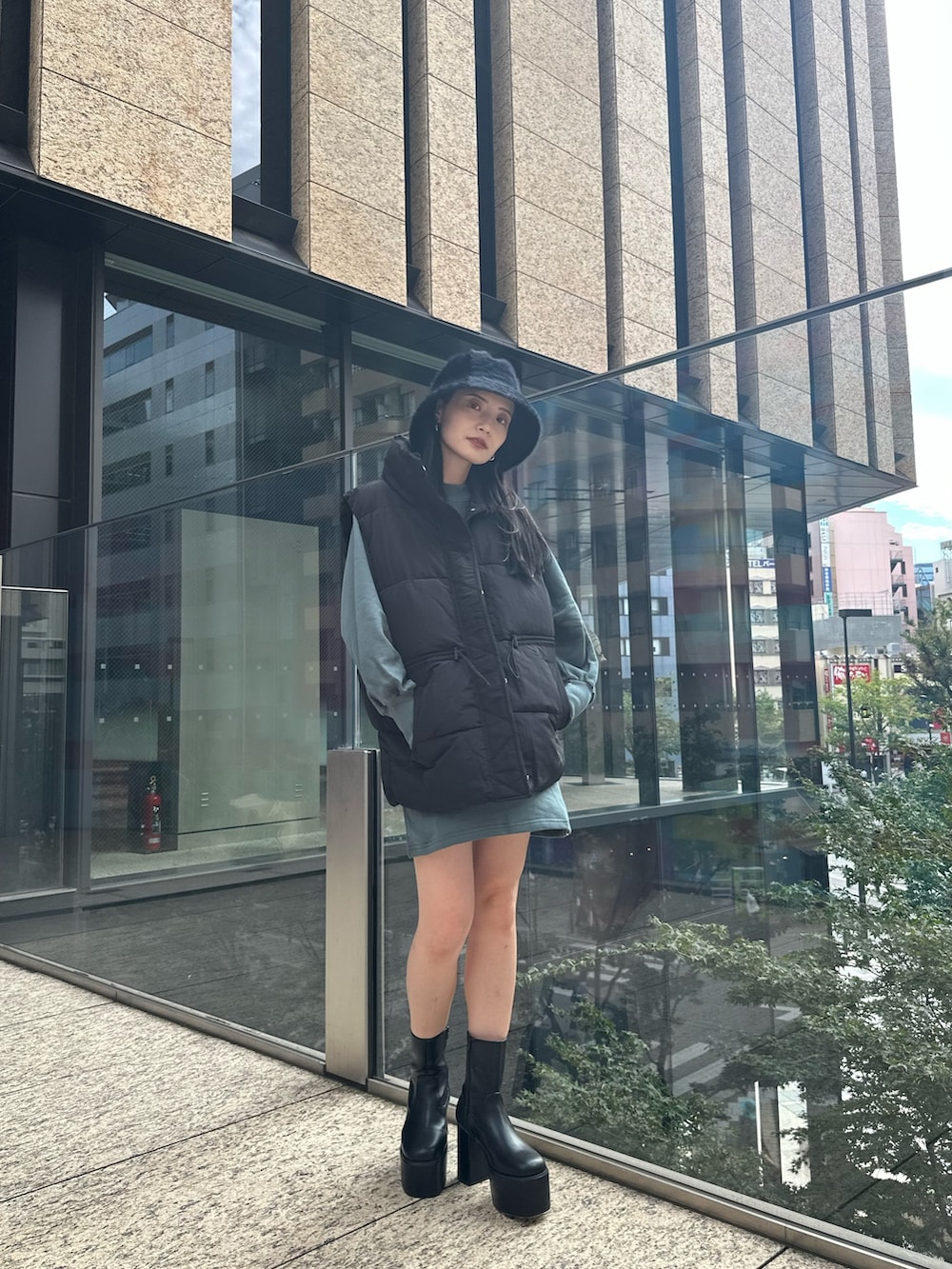 「ムルーア、MURUA、murua、156センチコーデ、20代後半、ダウンベスト、ミニワンピ、秋冬コーデ」｜「MURUAの中綿ルーズベスト（ダウンベスト、ブラック系）」を使った、飯村 美沙さん（レディース・156cm）の秋コーディネートの3枚目の写真