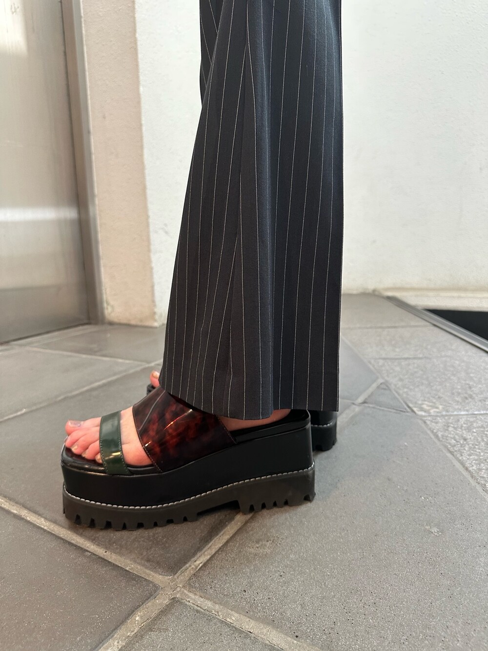 ホワイト系のシャツ/ブラウス、その他のその他パンツ、その他のサンダルを着用したレディースの夏コーディネートの7枚目の写真