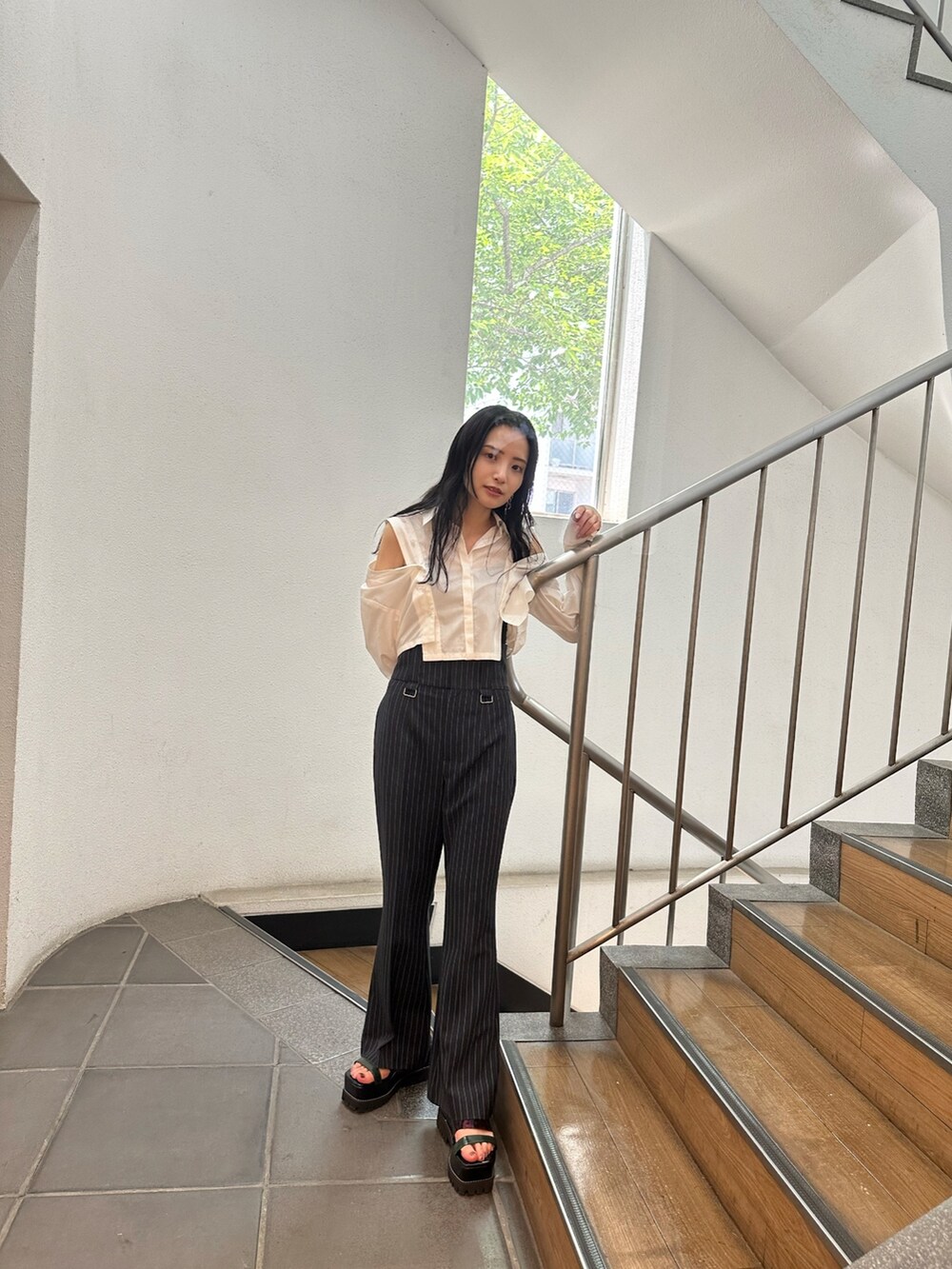 ホワイト系のシャツ/ブラウス、その他のその他パンツ、その他のサンダルを着用したレディースの夏コーディネートの2枚目の写真