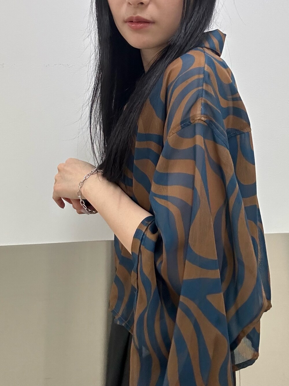 ブルー系のシャツ/ブラウス、ブラック系のスカート、ブラック系のTシャツ/カットソーを着用したレディースの夏コーディネートの5枚目の写真