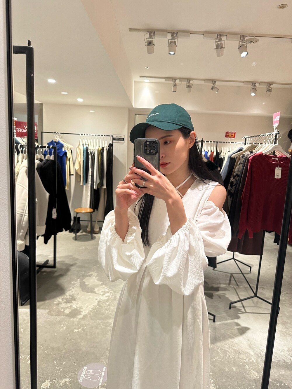 「MURUA、murua、ムルーア、春先、春先コーデ、春コーデ、ワンピース、デザインワンピース、白ワンピース、156センチコーデ、20代後半、きれいめ、きれいめファッション、大人コーデ、キレイめ」｜「MURUAのリムーブスリーブワンピース【2WAY】（ワンピース、ホワイト系）」を使った、飯村 美沙さん（レディース・156cm）の冬コーディネートの7枚目の写真