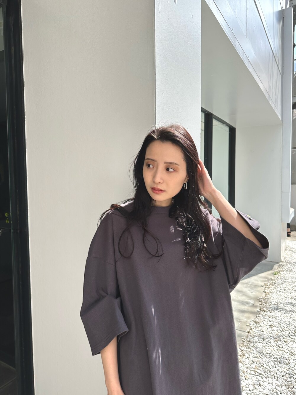 グレー系のTシャツ/カットソー、ブラック系のサンダルを着用したレディースの春コーディネートの4枚目の写真