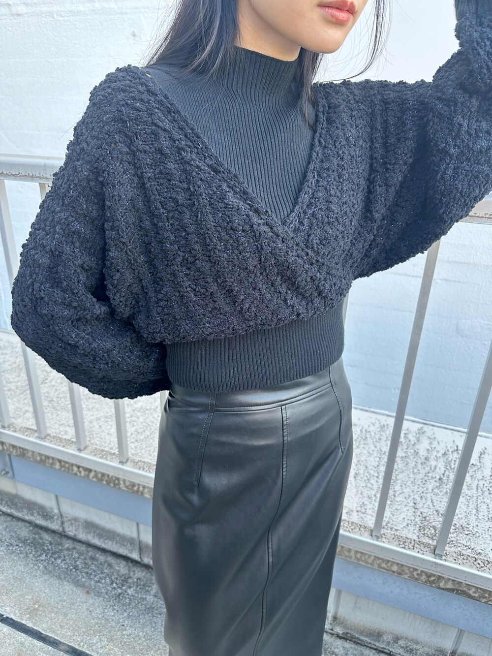 ブラック系のニット/セーター、ブラック系のスカートを着用したレディースの秋コーディネートの5枚目の写真