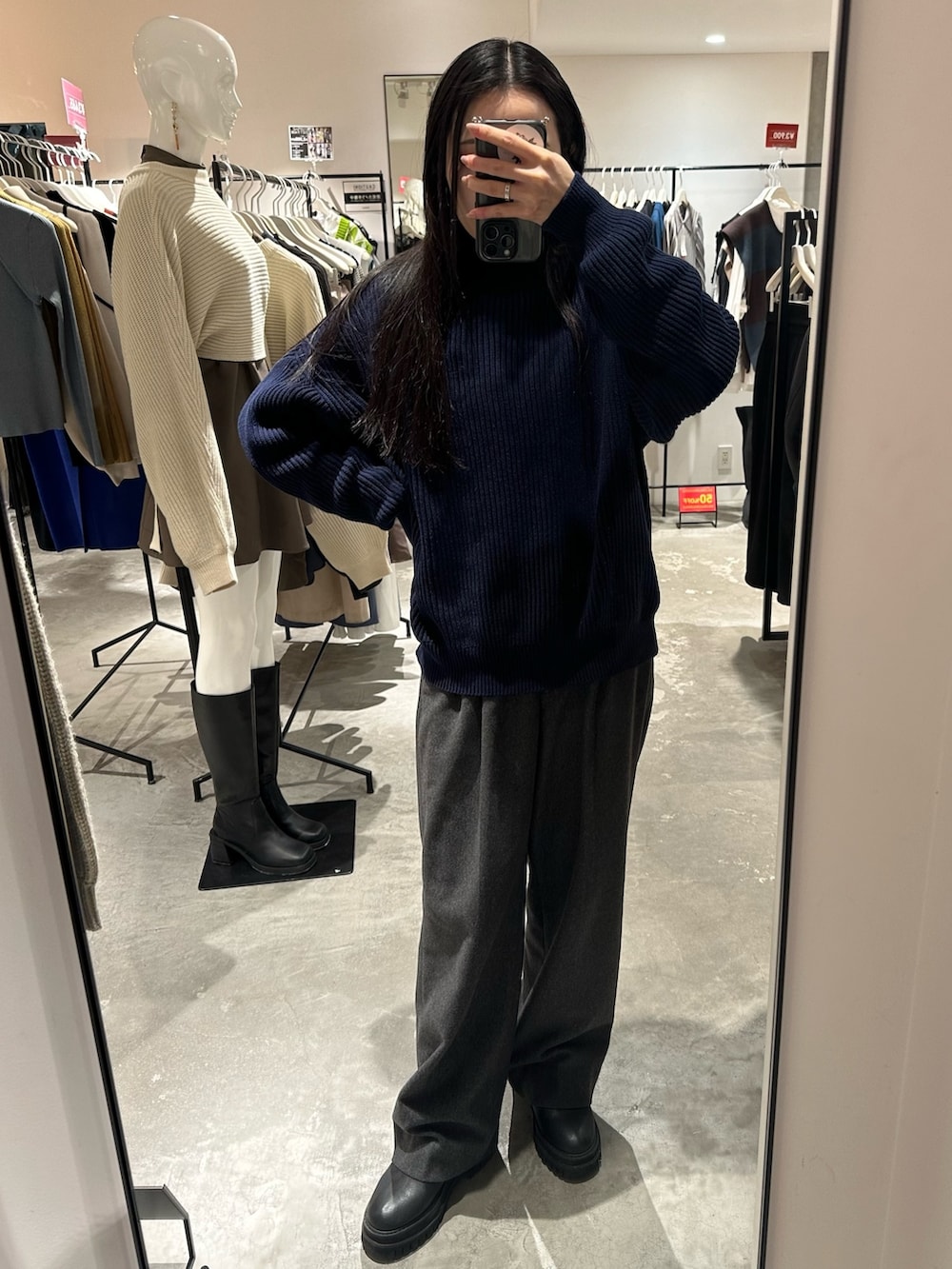 グレー系のスラックス、ブルー系のニット/セーターを着用したレディースの冬コーディネートの8枚目の写真